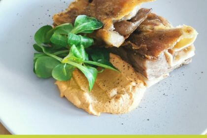 Receta saludable de oreja de cerdo con salsa romescu Receta saludable de oreja de cerdo con salsa romescu